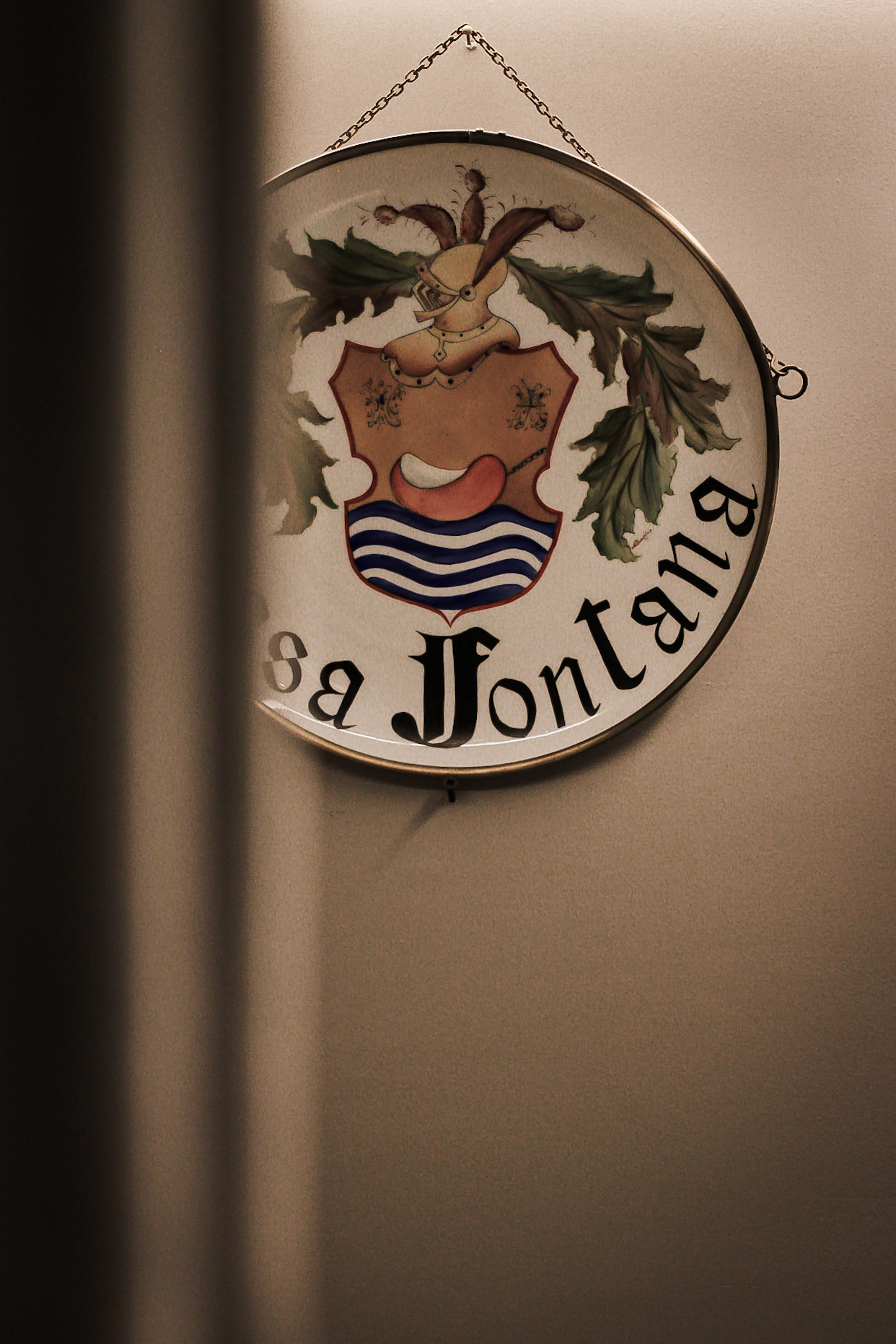 Lo stemma di Casa Fontana in ceramica