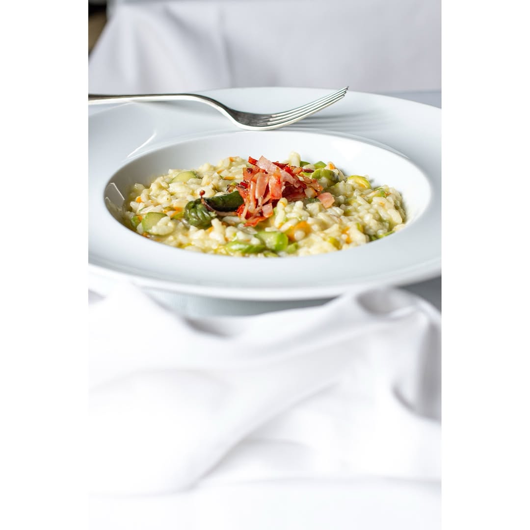 Risotto di stagione con asparagi e fiori di zucca