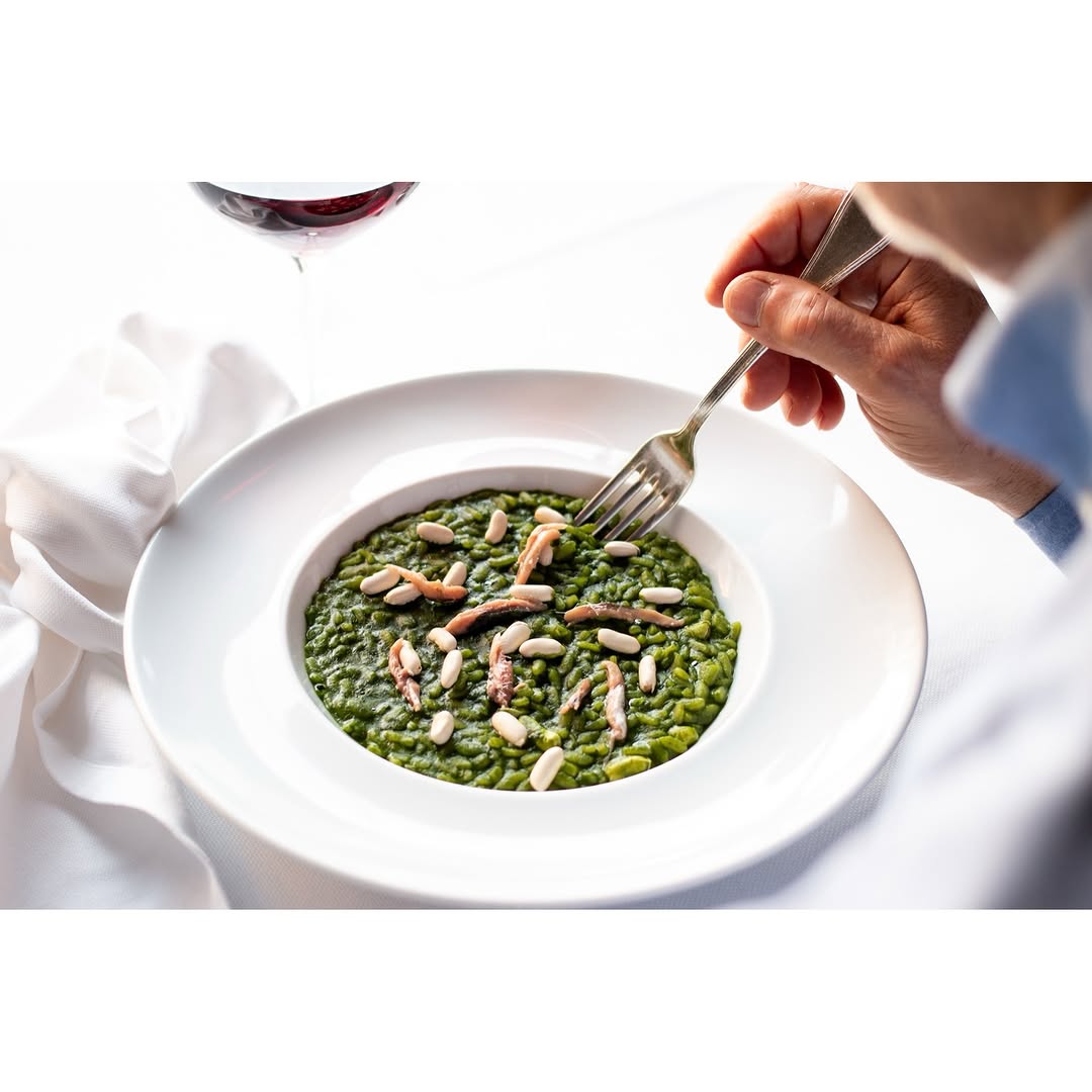 Risotto alle erbe, servito al tavolo